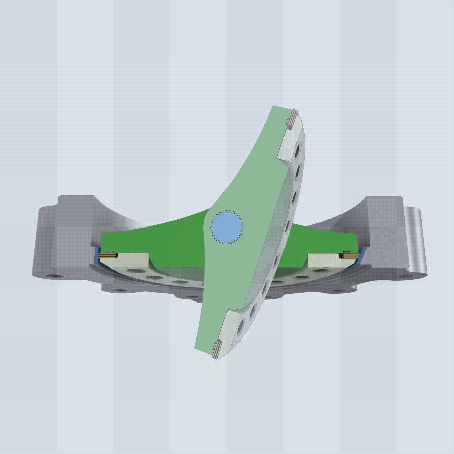 Rendu 3D d'un assemblage mécanique avec un composant central vert comportant un détail circulaire bleu, flanqué de deux pièces structurelles grises et de boulons visibles reliant les pièces.