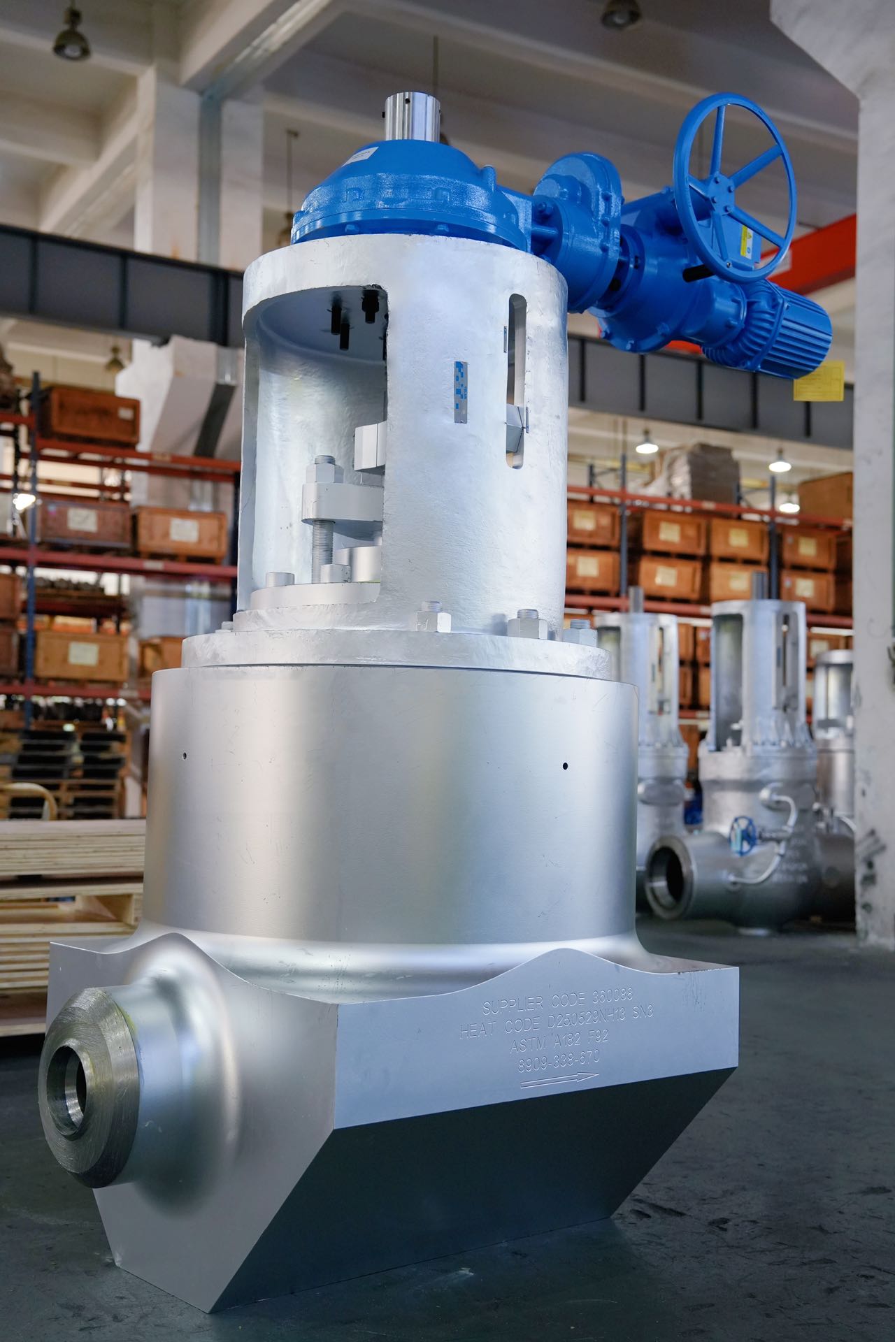 Une grande vanne industrielle en métal